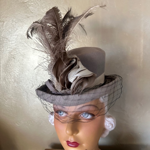 FABULOUS 1940\'s TAUPE TOP HAT STYLE HAT + BROWN/IVORY FEATHERS main image 10